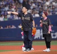 　特別始球式に登場した東野幸治と久本雅美（撮影・坂部計介）