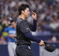 　４回、松本剛に押し出しの四球を与え、苦しそうな表情の椋木（撮影・坂部計介）