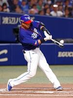 　６回、中田が左翼ポール際に今季初本塁打を放つ