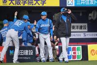 　オリックスに勝利した新庄監督（右）はスタンドにあいさつをする（撮影・坂部計介）