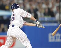 　２回、バットを折りながら右翼へ適時二塁打を放つ山野（撮影・西岡正）