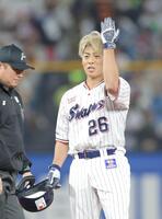 　２回、適時二塁打を放ち、ベンチへ向かってポーズを決める山野（撮影・西岡正）