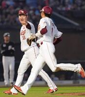 　７回、好守の遊撃手・宗山（手前）に声をかける鈴木翔