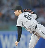 　ヤクルト打線を相手に力投する石川（撮影・西岡正）