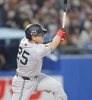 　６回、左中間に２ランを放つ岡本（撮影・西岡正）