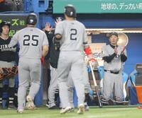 　６回、２ランを放った岡本（左）を祝福する阿部監督（右）＝撮影・西岡正