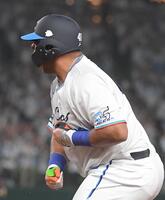 　３回、セデーニョは先制の左前適時打を放ち、雄叫びを上げる（撮影・佐藤厚）