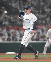 　６回、緒方の打球にグラブを出す隅田（撮影・佐藤厚）