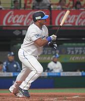 　３回、セデーニョは先制の左前適時打を放つ（撮影・佐藤厚）