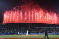 　６回開始前、国立競技場で開催するＳｎｏｗ　Ｍａｎのコンサートで花火が打ち上げられた（撮影・西岡正）