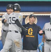 　７回、若林の逆転二塁打で生還した泉口（左）を迎える阿部監督（撮影・西岡正）