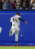 　７回、若林の飛球を左翼手・サンタナがいったんはグラブに入れるも捕球できず２点二塁打となる