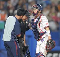 　８回、負傷し、古賀（右）に心配される笠原球審（撮影・西岡正）