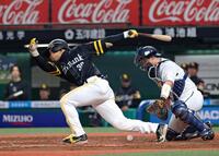 　５回、佐藤直が空振り三振に倒れる