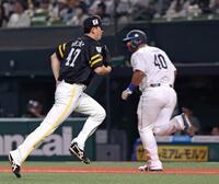 　３回、セデーニョ（奥）に先制打を打たれた先発の大関