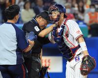 　８回、ヘルナンデスの打球が顔に当たった球審の笠原審判員