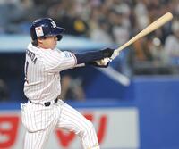 　５回、中前適時打を放つ山田（撮影・西岡正）