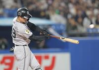 　７回、左越えに逆転二塁打を放つ若林（撮影・西岡正）