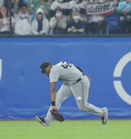 　５回、山田の適時打で打球をはじき、二塁打としたヘルナンデス（撮影・西岡正）
