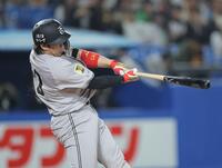 　８回、ソロを放つ甲斐（撮影・西岡正）