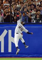 　７回、若林の飛球を左翼手・サンタナがいったんはグラブに入れるも捕球できず２点二塁打となる