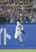 　７回、若林楽人の打球をサンタナが捕球したように見えたが（撮影・西岡正）