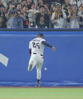 　７回、若林の打球をサンタナが捕球したかに見えたが、リプレー検証で二塁打と判定される（撮影・西岡正）