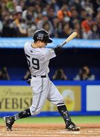 　７回、若林が逆転の２点二塁打を放つ