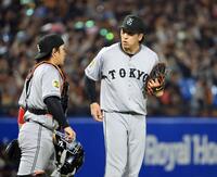　８回、代打・西川に適時二塁打を許した大勢。左は甲斐