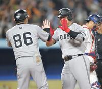 　６回、２ランを放ち、生還する岡本（撮影・西岡正）