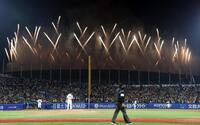 　ヤクルト－巨人戦の途中で国立競技場から打ち上がる花火