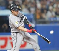 　６回、左中間に２ランを放つ岡本（撮影・西岡正）