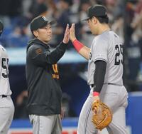　ヤクルトに勝利し、岡本（右）とタッチを交わす阿部監督（撮影・西岡正）