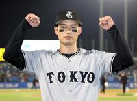 　ヒーローインタビューを終え、ポーズをとる若林