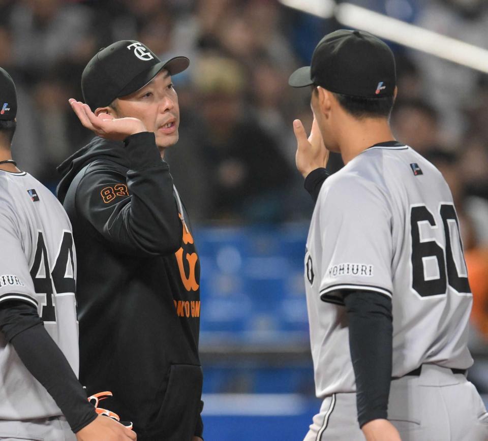 　プロ初安打を放った荒巻（右）とハイタッチする阿部監督（撮影・伊藤笙子）