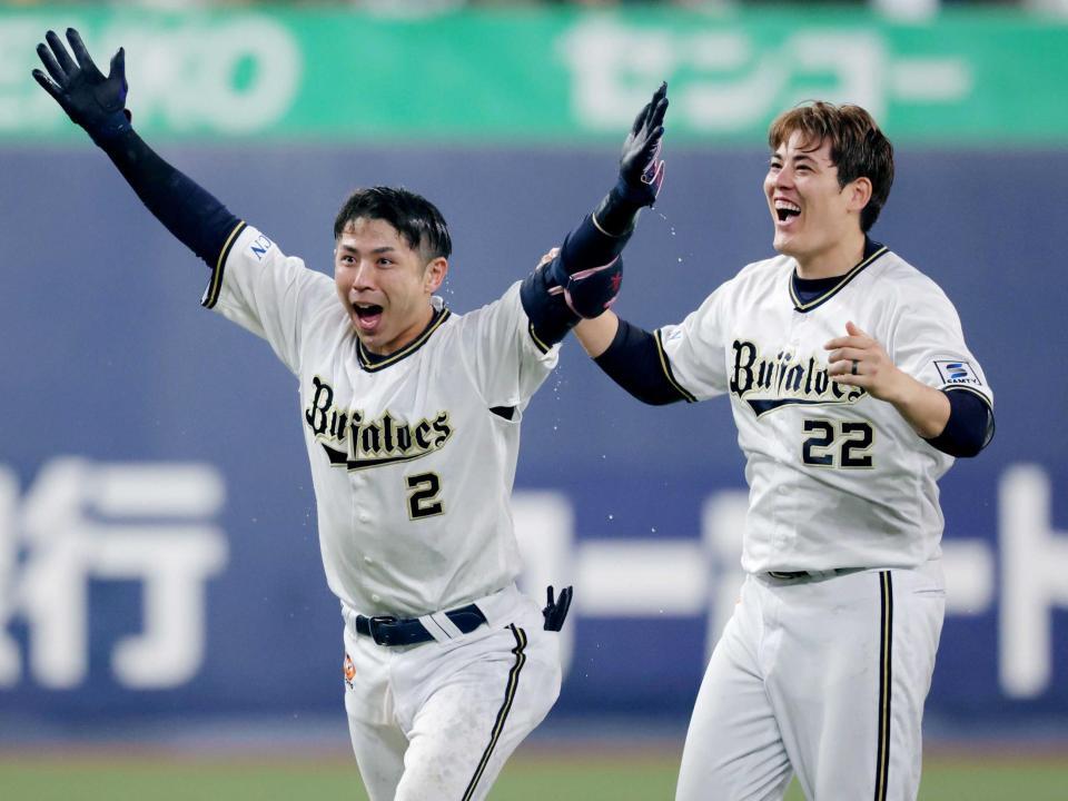 　サヨナラ打の若月は好投した九里（右）と笑顔で大喜び（撮影・坂部計介）