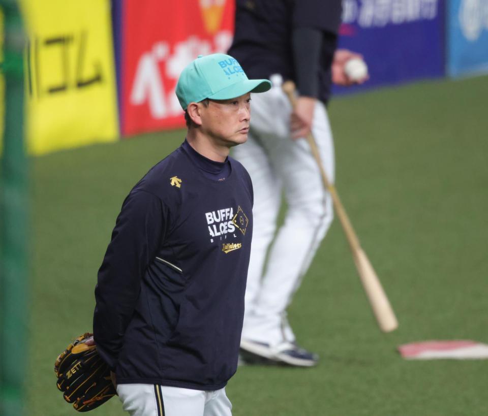 　練習を見つめる岸田監督（撮影・坂部計介）