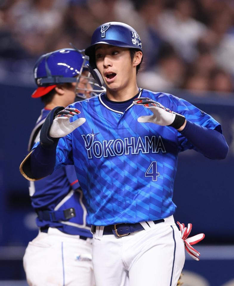 　８回表、右越えソロを放ち生還する度会