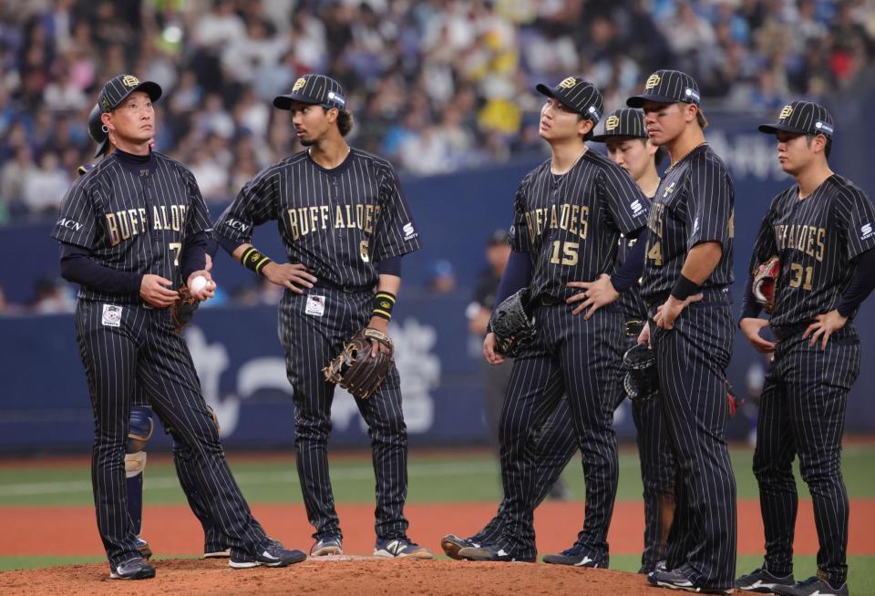　５回、同点とされ、マウンドで椋木（１５）の降板を告げる岸田監督（左）＝（撮影・坂部計介）