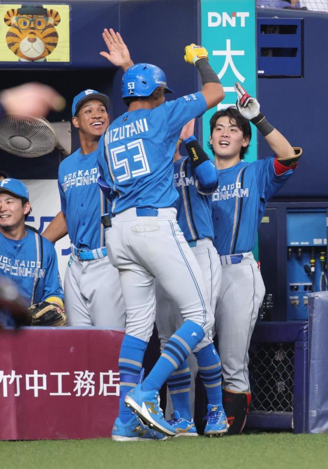 　８回、水谷は左越えに２ランを放ち、ベンチでナインに迎えられる（撮影・坂部計介）