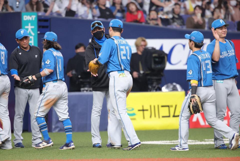 　オリックスに勝利し、ナインを迎える新庄監督（中央）＝撮影・坂部計介