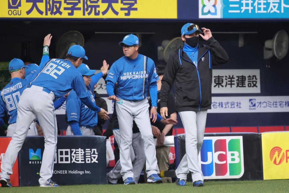 　オリックスに勝利した新庄監督（右）はスタンドにあいさつをする（撮影・坂部計介）