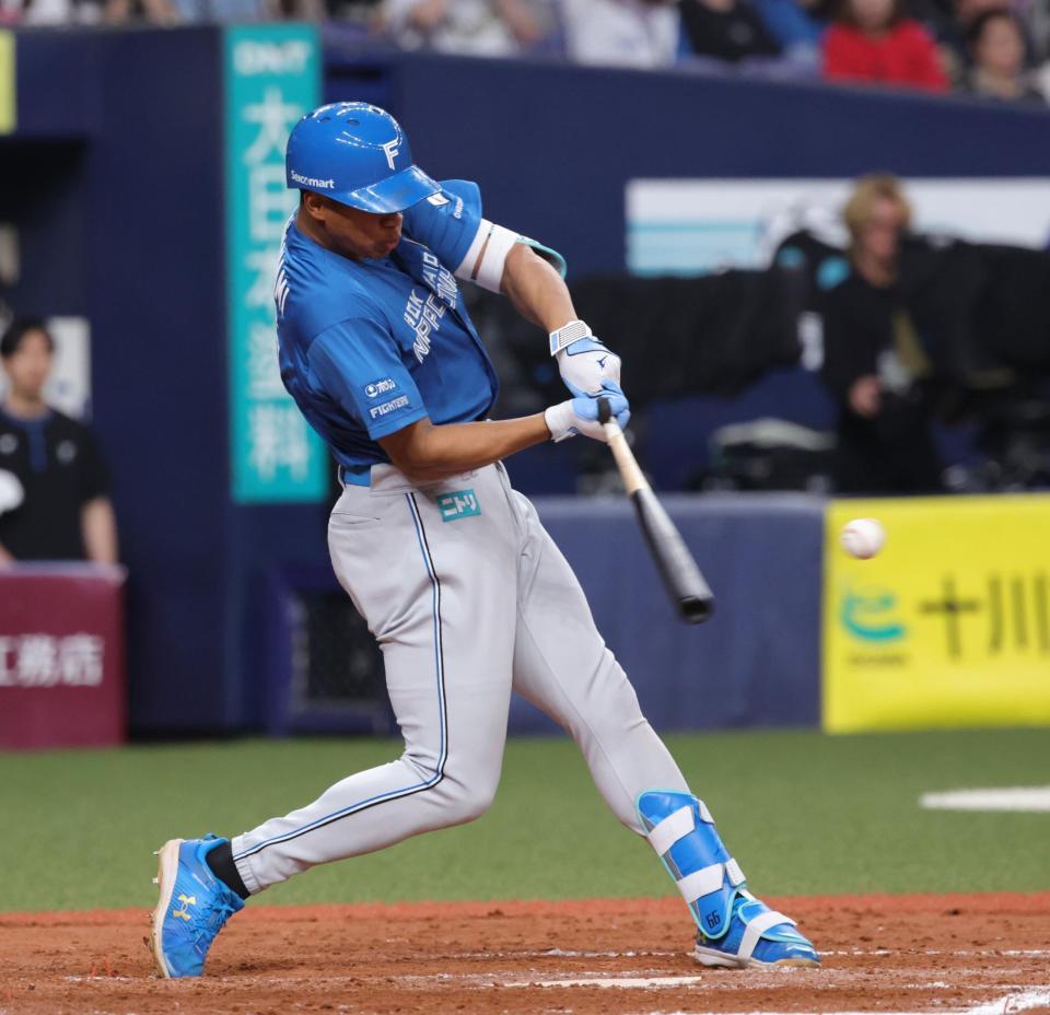 　８回、代打・万波は左越えに勝ち越し３ランを放つ（撮影・坂部計介）