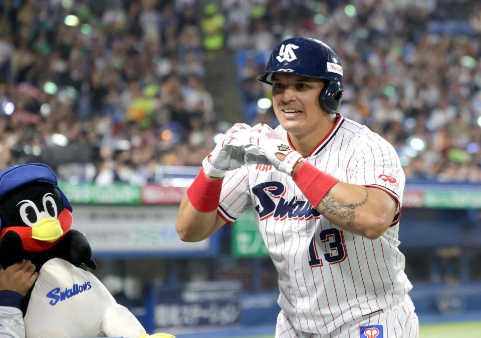 　２回、先制ソロを放ち、ベンチ前でポーズを決めるオスナ（撮影・西岡正）