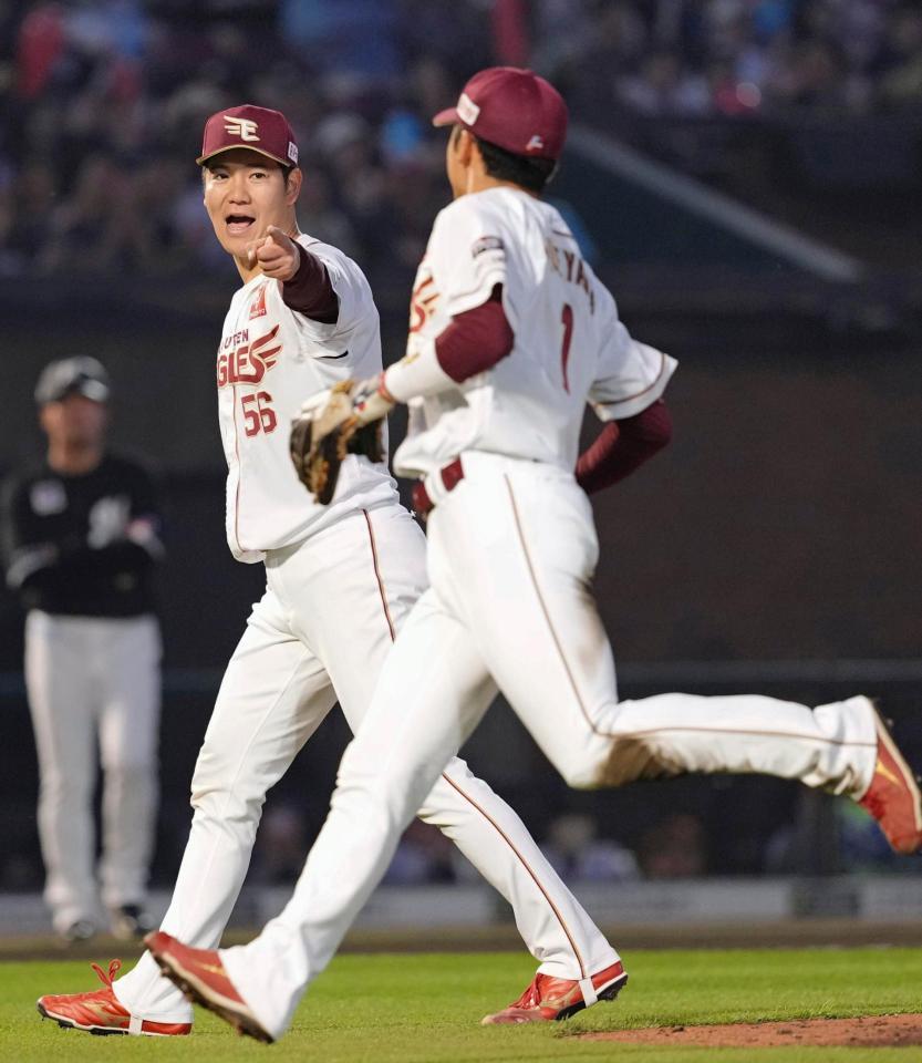 　７回、好守の遊撃手・宗山（手前）に声をかける鈴木翔