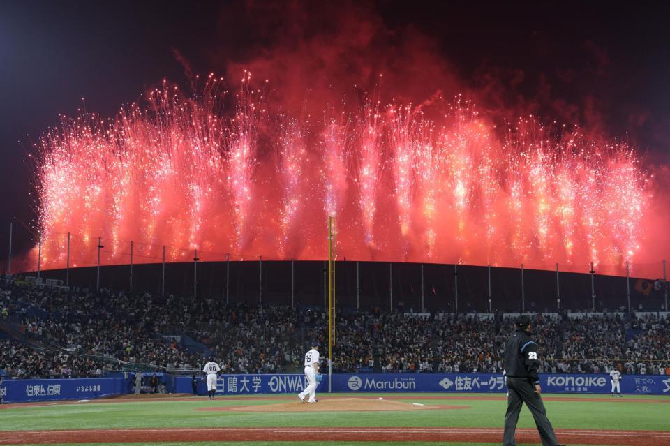 　６回開始前、国立競技場で開催するＳｎｏｗ　Ｍａｎのコンサートで花火が打ち上げられた（撮影・西岡正）