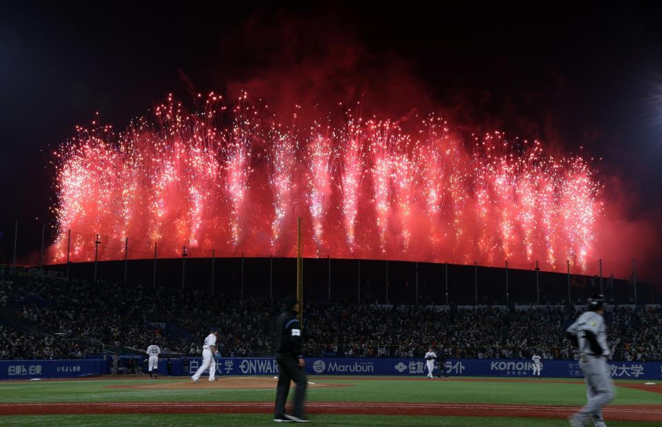 　ヤクルト－巨人戦の途中で国立競技場から打ち上がる花火