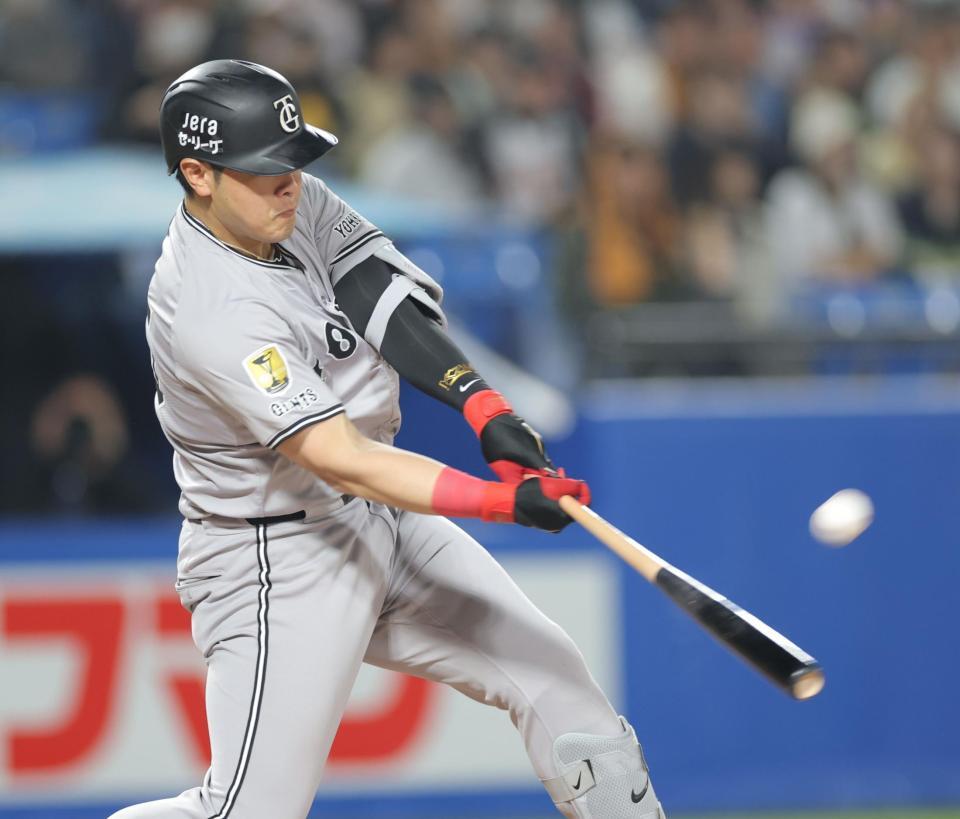 　６回、左中間に２ランを放つ岡本（撮影・西岡正）