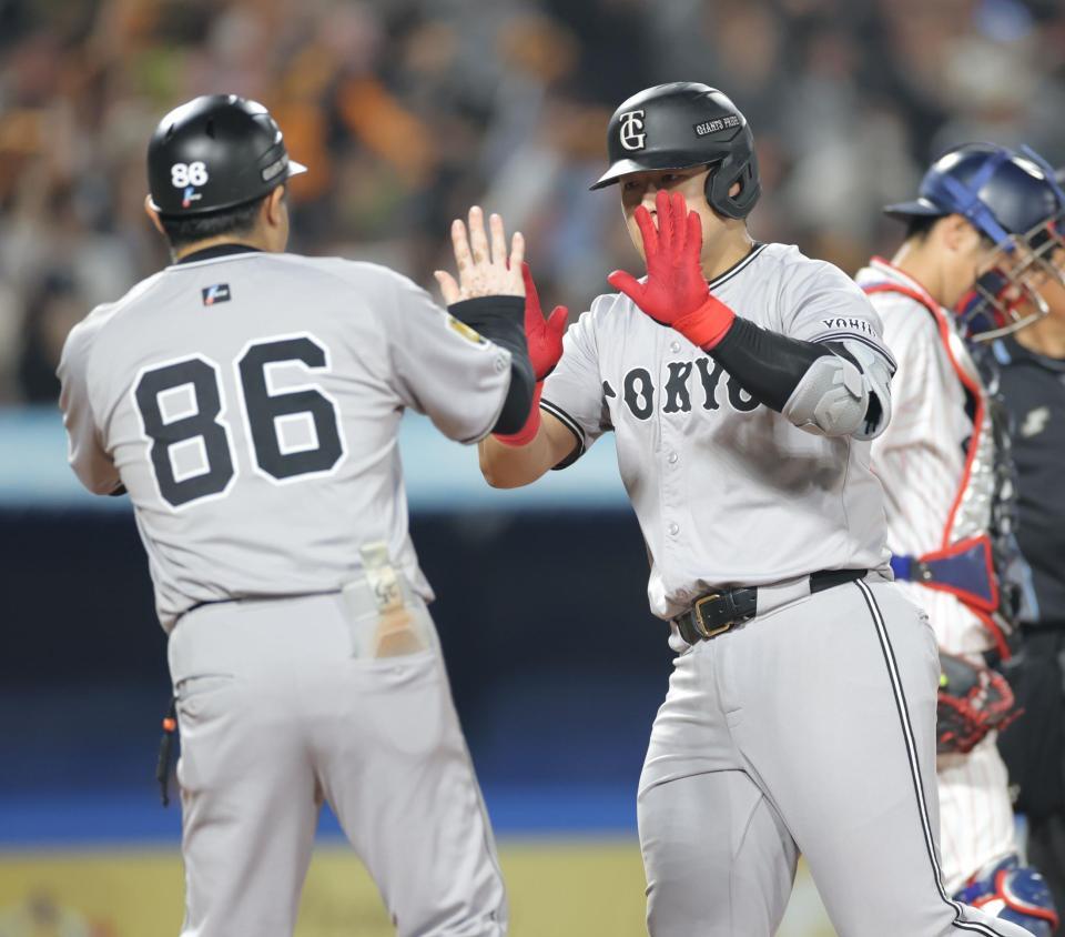 　６回、２ランを放ち、生還する岡本（撮影・西岡正）