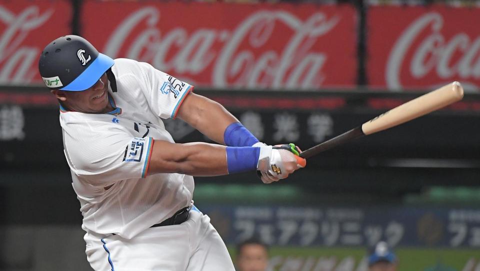 　３回、セデーニョは先制の左前適時打を放つ（撮影・佐藤厚）